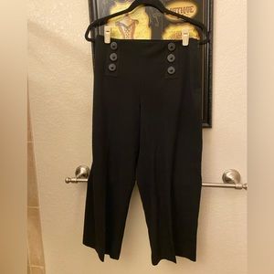 Black capri flare dress pants. Larry Levine stretch. Size 10
